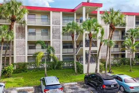 Condo in Lauderdale Lakes, Florida, 1 bedroom  № 1242311 - photo 15