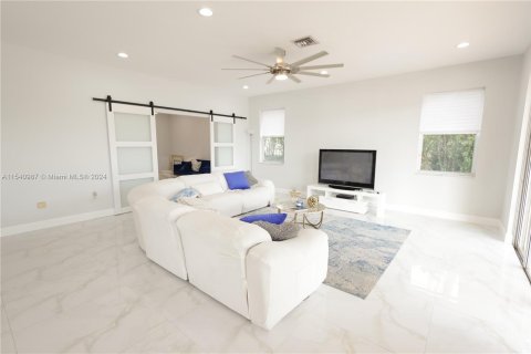 House in Miramar, Florida 5 bedrooms, 325.25 sq.m. № 1058417 - photo 18