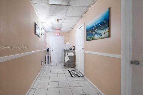 Commercial property in Miami, Florida № 1073145 - photo 4