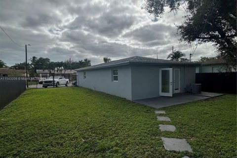 House in North Miami Beach, Florida 3 bedrooms, 98.1 sq.m. № 1047088 - photo 14