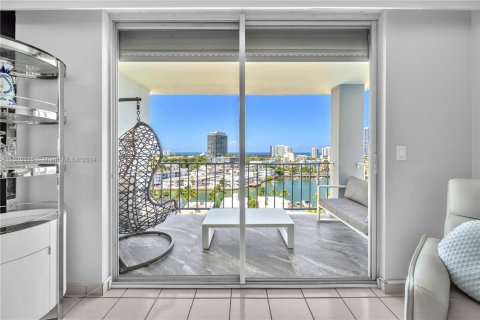 Condo in Miami Beach, Florida, 1 bedroom  № 1272647 - photo 10