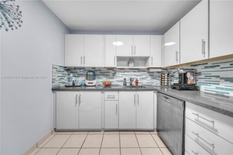 Condo in Miami Beach, Florida, 1 bedroom  № 1272647 - photo 6