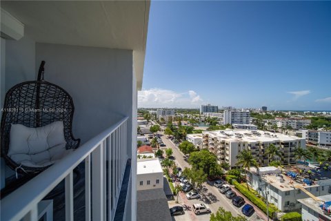 Condo in Miami Beach, Florida, 1 bedroom  № 1272647 - photo 26