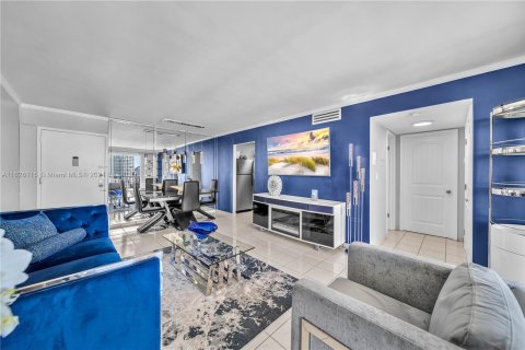 Condo in Miami Beach, Florida, 1 bedroom  № 1272647 - photo 11