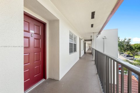 Condo in Pembroke Pines, Florida, 2 bedrooms  № 1272646 - photo 29