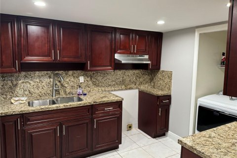 Townhouse in Lauderhill, Florida 3 bedrooms, 149.57 sq.m. № 1206442 - photo 2