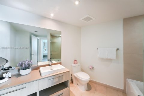 Condo in Hollywood, Florida, 1 bedroom  № 1222141 - photo 13