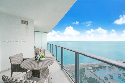 Condo in Hollywood, Florida, 1 bedroom  № 1222141 - photo 1