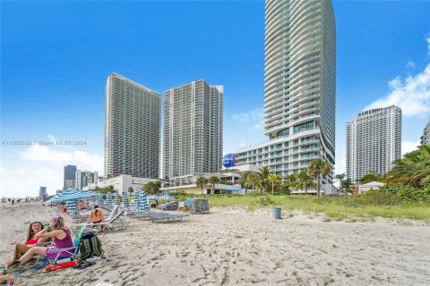 Condo in Hollywood, Florida, 1 bedroom  № 1222141 - photo 17