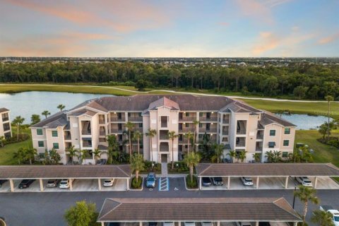 Condominio en venta en Lakewood Ranch, Florida, 2 dormitorios, 104.14 m2 № 1402135 - foto 1