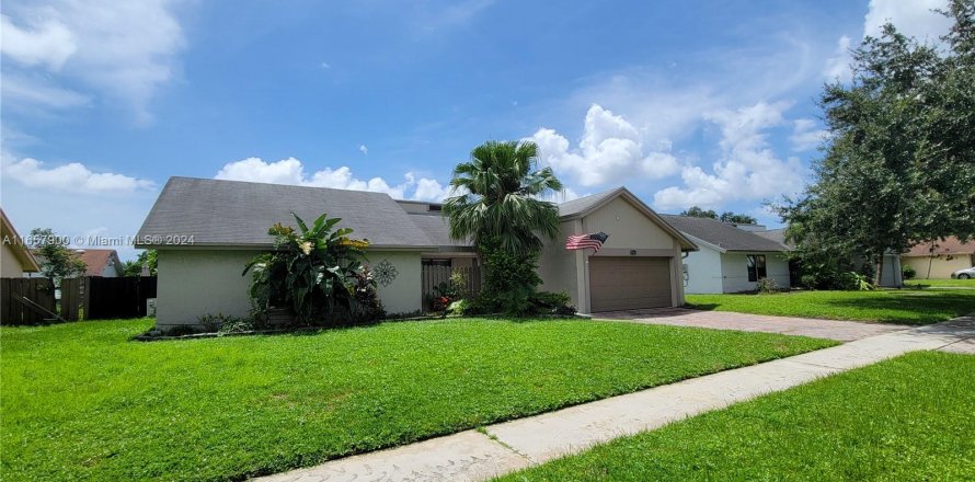 Villa ou maison à Lauderhill, Floride 4 chambres, 176.79 m2 № 1359053