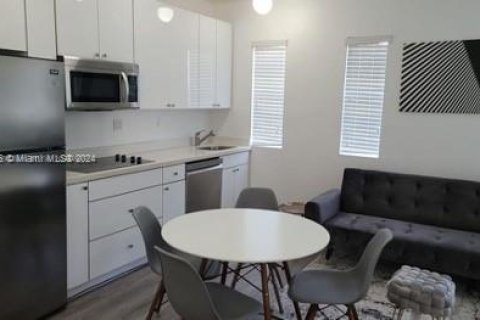 Condo in Miami Beach, Florida, 1 bedroom  № 1237088 - photo 1