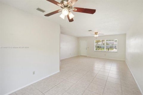 House in Port St. Lucie, Florida 3 bedrooms, 122.26 sq.m. № 1236014 - photo 10