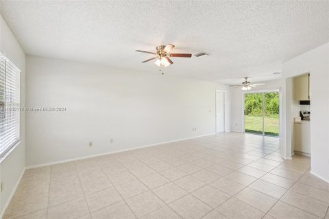 House in Port St. Lucie, Florida 3 bedrooms, 122.26 sq.m. № 1236014 - photo 11