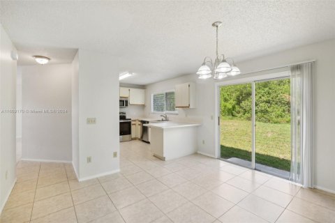 House in Port St. Lucie, Florida 3 bedrooms, 122.26 sq.m. № 1236014 - photo 9