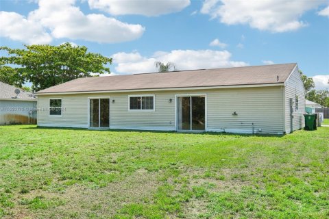 House in Port St. Lucie, Florida 3 bedrooms, 122.26 sq.m. № 1236014 - photo 24