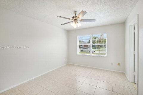 House in Port St. Lucie, Florida 3 bedrooms, 122.26 sq.m. № 1236014 - photo 16