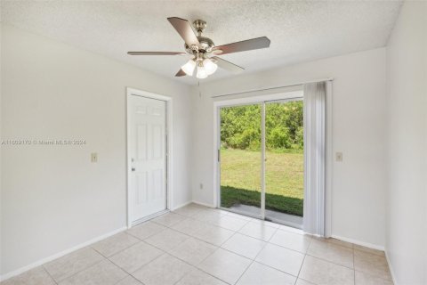 House in Port St. Lucie, Florida 3 bedrooms, 122.26 sq.m. № 1236014 - photo 13