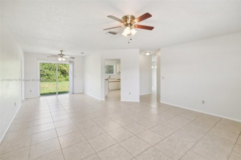 House in Port St. Lucie, Florida 3 bedrooms, 122.26 sq.m. № 1236014 - photo 12