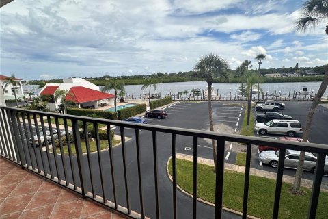 Condo in Indian Shores, Florida, 2 bedrooms  № 1393421 - photo 11