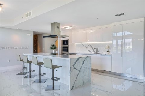 Condo in Sunny Isles Beach, Florida, 3 bedrooms  № 1049307 - photo 14