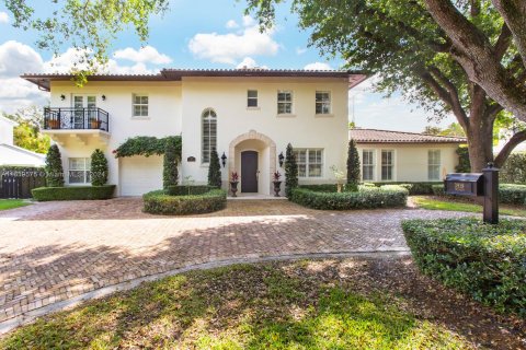 House in Coral Gables, Florida 5 bedrooms, 375.33 sq.m. № 1240544 - photo 1