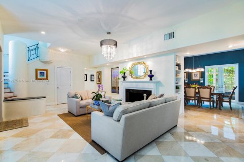 House in Coral Gables, Florida 5 bedrooms, 375.33 sq.m. № 1240544 - photo 6