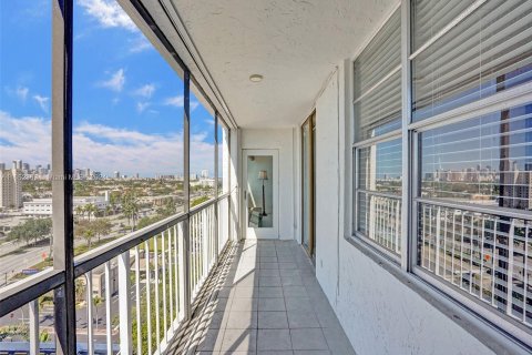 Condo in Fort Lauderdale, Florida, 2 bedrooms  № 1345724 - photo 23