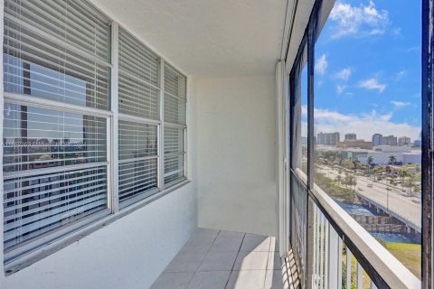 Condo in Fort Lauderdale, Florida, 2 bedrooms  № 1345724 - photo 21