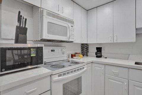 Condo in Fort Lauderdale, Florida, 2 bedrooms  № 1345724 - photo 3