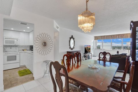 Condo in Fort Lauderdale, Florida, 2 bedrooms  № 1345724 - photo 1