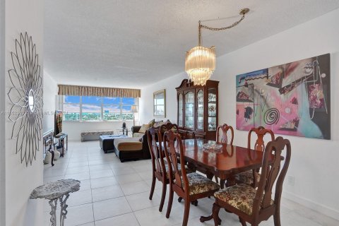 Condo in Fort Lauderdale, Florida, 2 bedrooms  № 1345724 - photo 11