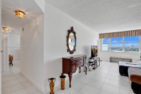 Condo in Fort Lauderdale, Florida, 2 bedrooms  № 1345724 - photo 9