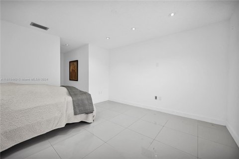 Condo in Hialeah, Florida, 2 bedrooms  № 1405858 - photo 13