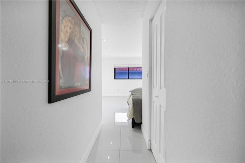 Condo in Hialeah, Florida, 2 bedrooms  № 1405858 - photo 9