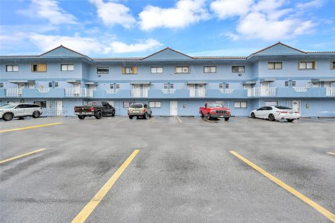 Condo in Hialeah, Florida, 2 bedrooms  № 1405858 - photo 23