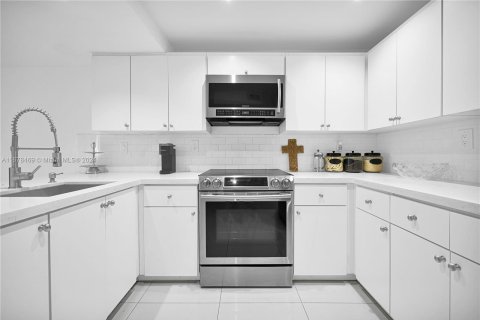 Condo in Hialeah, Florida, 2 bedrooms  № 1405858 - photo 3