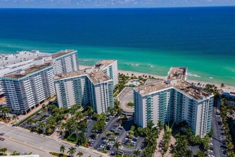 Condo in Hollywood, Florida, 2 bedrooms  № 1070190 - photo 1