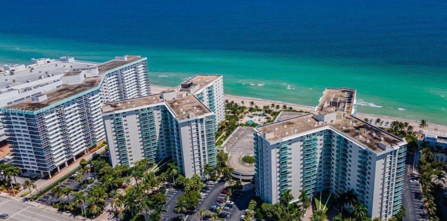 Condominio en Hollywood, Florida, 2 dormitorios  № 1070190