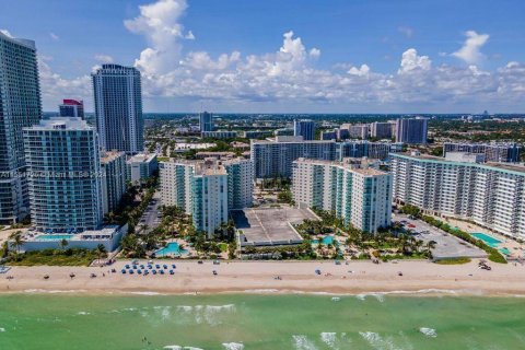 Condo in Hollywood, Florida, 2 bedrooms  № 1070190 - photo 2