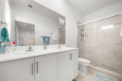 Adosado en venta en Miami, Florida, 3 dormitorios, 116.69 m2 № 1304792 - foto 22