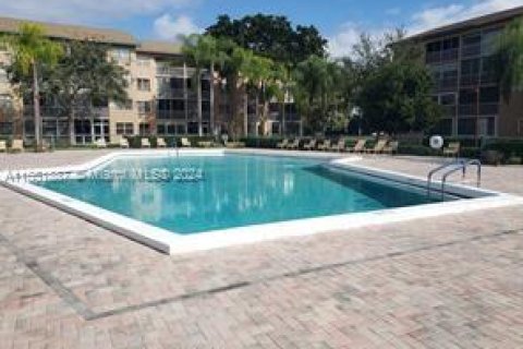 Copropriété à vendre à Pembroke Pines, Floride: 2 chambres, 110.55 m2 № 1075420 - photo 17