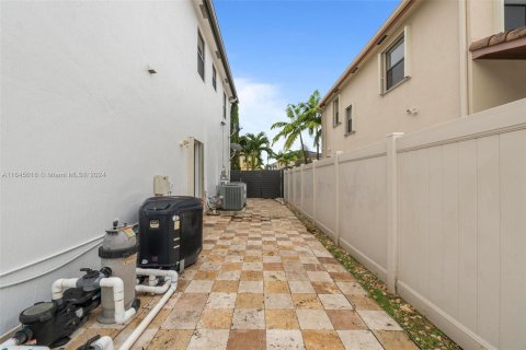 House in Miami, Florida 5 bedrooms, 322.19 sq.m. № 1328765 - photo 17