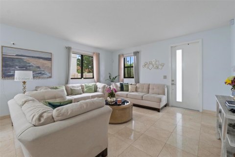 House in Miami, Florida 5 bedrooms, 322.19 sq.m. № 1328765 - photo 24