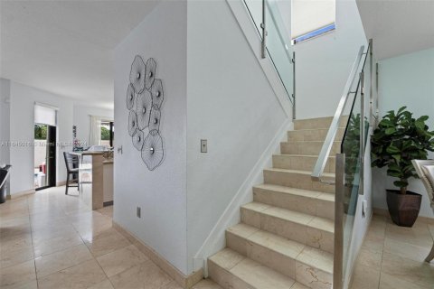 House in Miami, Florida 5 bedrooms, 322.19 sq.m. № 1328765 - photo 27