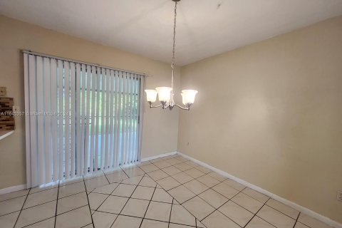 House in Miami, Florida 3 bedrooms, 108.14 sq.m. № 1328768 - photo 14