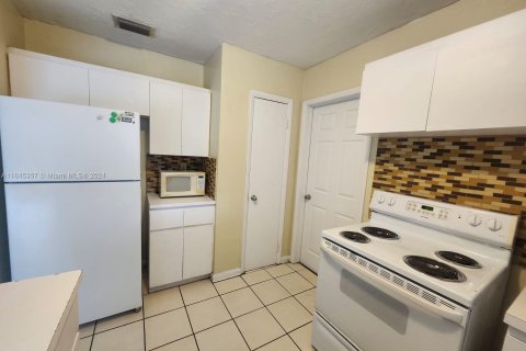 House in Miami, Florida 3 bedrooms, 108.14 sq.m. № 1328768 - photo 8