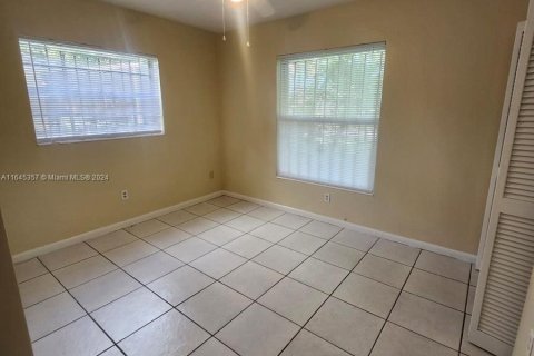 House in Miami, Florida 3 bedrooms, 108.14 sq.m. № 1328768 - photo 11