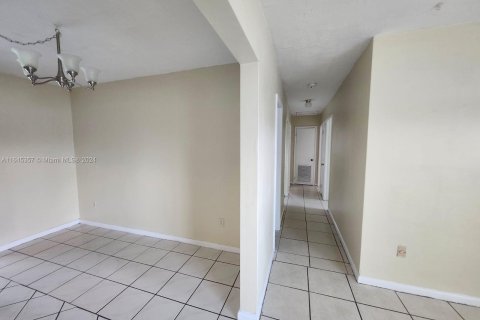 House in Miami, Florida 3 bedrooms, 108.14 sq.m. № 1328768 - photo 21