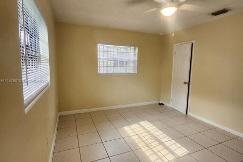 House in Miami, Florida 3 bedrooms, 108.14 sq.m. № 1328768 - photo 10